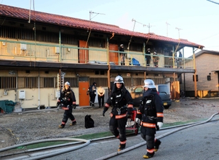 焼け跡から１人の遺体が見つかった集合住宅＝４日午前７時１９分、加古川市尾上町養田