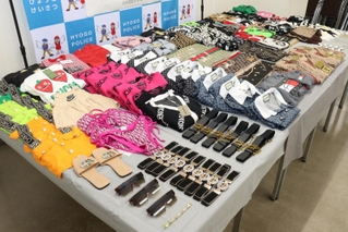 販売や譲渡目的で偽ブランド品を所持したとしてベトナム国籍の男女３人が再逮捕された事件の証拠品＝６日午後３時０３分、神戸市兵庫区下沢通３、兵庫警察署