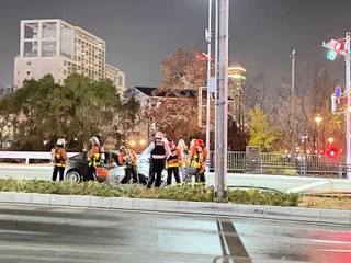 消火後、出火した乗用車を調べる消防隊員ら＝10日午後、神戸市中央区小野浜町