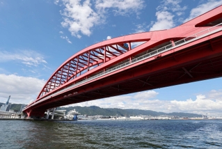 神戸大橋＝神戸市中央区（ポートアイランド北公園から撮影）