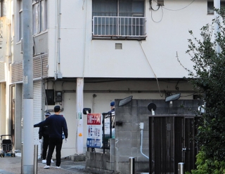 妻に対する殺人の疑いで夫が逮捕された事件の現場付近を調べる兵庫県警の捜査員ら＝２５日午前、神戸市中央区