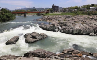加古川中流域の闘竜灘＝加東市上滝野（２０２３年６月撮影）