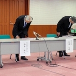 元職員の逮捕を受け、会見で謝罪するＪＡ兵庫西の幹部ら＝１日午後、姫路市三左衛門堀西の町