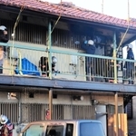 焼け跡から１人の遺体が見つかった集合住宅＝４日午前７時１９分、加古川市尾上町養田
