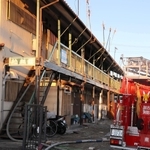 焼け跡から１人の遺体が見つかった集合住宅＝４日午前７時２２分、加古川市尾上町養田