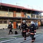 焼け跡から１人の遺体が見つかった集合住宅＝４日午前７時１９分、加古川市尾上町養田