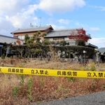 男性が死亡しているのが見つかった民家。兵庫県警の規制線が張られている＝３日午後２時２８分、神戸市西区岩岡町
