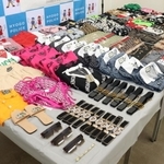 販売や譲渡目的で偽ブランド品を所持したとしてベトナム国籍の男女３人が再逮捕された事件の証拠品＝６日午後３時０３分、神戸市兵庫区下沢通３、兵庫警察署