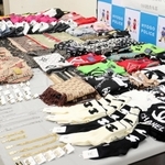 販売や譲渡目的で偽ブランド品を所持したとしてベトナム国籍の男女３人が再逮捕された事件の証拠品＝６日午後３時０５分、神戸市兵庫区下沢通３、兵庫警察署