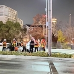 消火後、出火した乗用車を調べる消防隊員ら＝10日午後、神戸市中央区小野浜町
