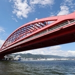 神戸大橋＝神戸市中央区（ポートアイランド北公園から撮影）