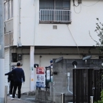 妻に対する殺人の疑いで夫が逮捕された事件の現場付近を調べる兵庫県警の捜査員ら＝２５日午前、神戸市中央区
