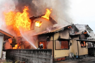 炎を上げて燃える民家＝三木市岩宮