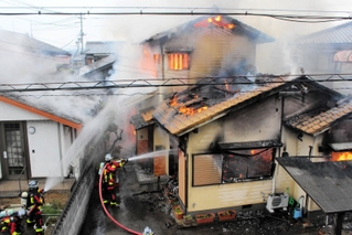 炎を上げて燃える民家＝三木市岩宮