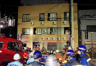 ８人が死傷した集合住宅火災の現場。消防隊員や救急隊員ら１００人以上が出動した＝神戸市兵庫区湊町１