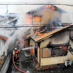 炎を上げて燃える民家＝三木市岩宮
