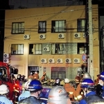 ８人が死傷した集合住宅火災の現場。消防隊員や救急隊員ら１００人以上が出動した＝神戸市兵庫区湊町１