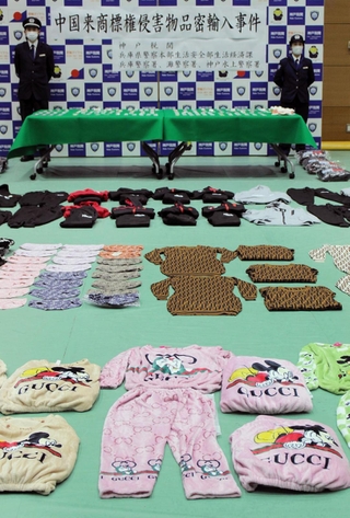 中国から輸入しようとし、摘発された偽のブランド品＝神戸税関