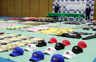 中国から輸入しようとし、摘発された偽のブランド品＝神戸税関