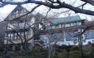 １月に営業を終了した「味と宿　花月」＝１月１３日、神戸市須磨区西須磨