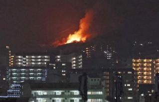炎を上げる現場＝１９日午後７時５分、神戸市中央区から須磨区方面を望む
