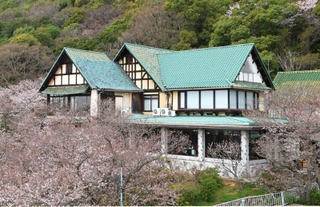 １月に営業を終了した「味と宿　花月」＝２０２３年３月、神戸市須磨区西須磨