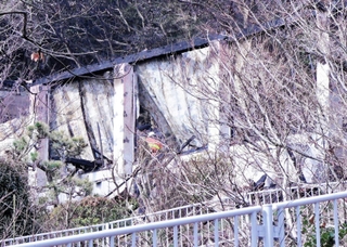 １９日夜に発生した火災で、焼け跡から１人の遺体が見つかった現場＝午前１０時４８分、神戸市須磨区西須磨