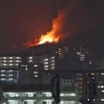 炎を上げる現場＝１９日午後７時５分、神戸市中央区から須磨区方面を望む