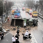 横転し、車道をふさぐトラック＝２１日午後１時４８分、神戸市灘区鶴甲５