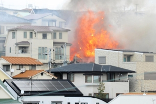 住宅街から上がる炎