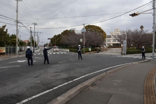 事故現場付近で交通規制を行う警察官＝加古川市平岡町新在家