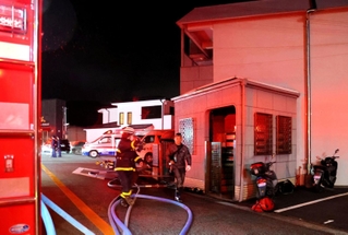 マンションから出火し、一時騒然となった火災現場＝１２日午後７時２１分、神戸市東灘区住吉山手