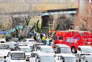 工事作業員２人が生き埋めとなり、救出作業が続く神戸電鉄粟生線の陸橋ののり面工事現場＝１２日午後１時２４分、小野市粟生町