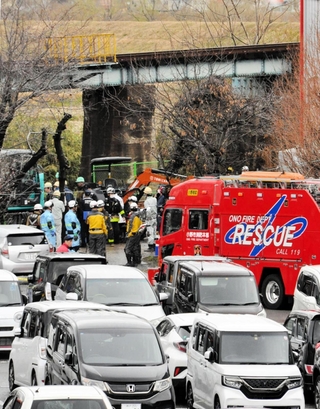 工事作業員２人が生き埋めとなり、救出作業が続く神戸電鉄粟生線の陸橋ののり面工事現場＝１２日午後１時２４分、小野市粟生町