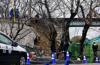 陸橋ののり面が崩落し、作業員が生き埋めになった現場＝１２日午後３時、兵庫県小野市粟生町