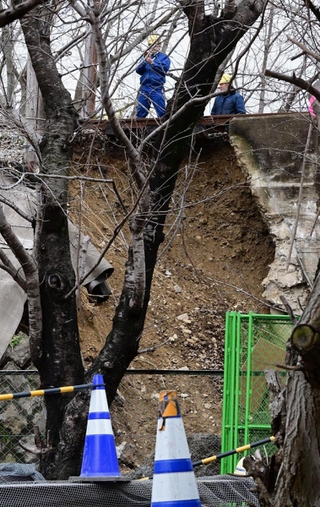 神戸電鉄粟生線の陸橋ののり面が崩落した現場＝１２日午後３時３分、兵庫県小野市粟生町