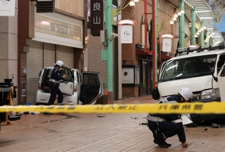 神戸元町商店街で衝突した軽ワゴン車（左奥）とワゴン車（中央）＝１４日午後０時１２分、神戸市中央区元町通３