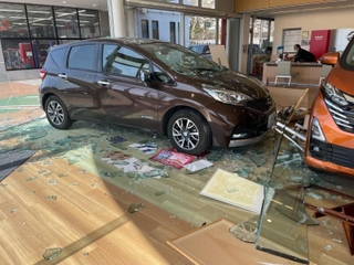 ガラスを突き破って店内に突っ込んだ自動車（兵庫日産自動車高砂竜山店提供）