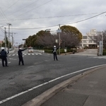 事故現場付近で交通規制を行う警察官＝加古川市平岡町新在家