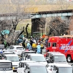 工事作業員２人が生き埋めとなり、救出作業が続く神戸電鉄粟生線の陸橋ののり面工事現場＝１２日午後１時２４分、小野市粟生町