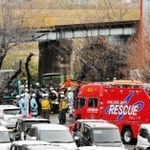 工事作業員２人が生き埋めとなり、救出作業が続く神戸電鉄粟生線の陸橋ののり面工事現場＝１２日午後１時２４分、小野市粟生町