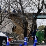 陸橋ののり面が崩落し、作業員が生き埋めになった現場＝１２日午後３時、兵庫県小野市粟生町