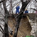 神戸電鉄粟生線の陸橋ののり面が崩落した現場＝１２日午後３時３分、兵庫県小野市粟生町