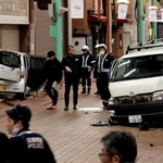 神戸元町商店街で衝突した軽ワゴン車（左）とワゴン車＝１３日午後１１時４５分、神戸市中央区元町通３