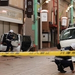 神戸元町商店街で衝突した軽ワゴン車（左奥）とワゴン車（中央）＝１４日午後０時１２分、神戸市中央区元町通３