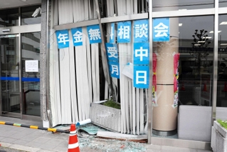 車が衝突し割れたガラス＝三田市三輪１、ＪＡ兵庫六甲三輪支店