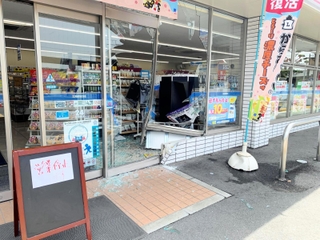 車が突っ込み、窓ガラスが破損したコンビニ＝１７日午後０時８分、姫路市南畝