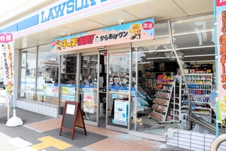 車が突っ込み、窓ガラスが破損したコンビニ＝１７日午後０時３分、姫路市南畝