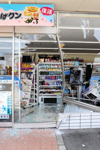 車が突っ込み、窓ガラスが破損したコンビニ＝１７日午後０時３分、姫路市南畝