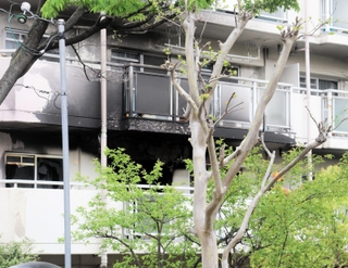 火災が発生し、黒く焼けた２階のベランダ＝神戸市灘区大石東町３